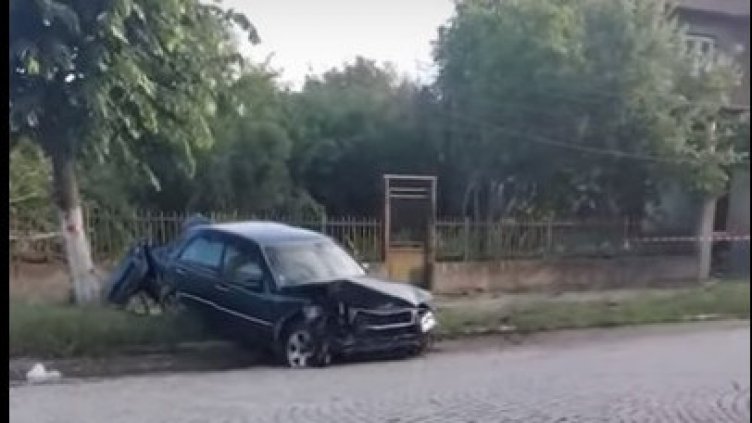 Младеж заби "Мерцедес" в ограда, остави го и избяга (ВИДЕО)