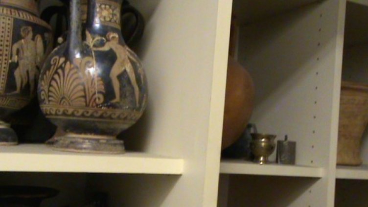 Иззеха 4381 антики от офиса на Божков на ул. "Московска"