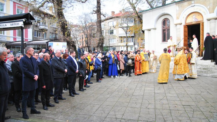 Варна почете Никулден с молебен за здраве