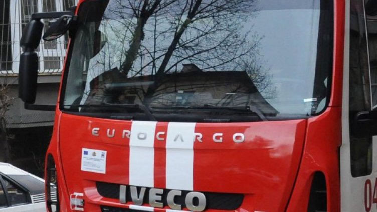 Кола пламна в движение, блокира трафика по Е-79