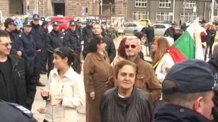 Обстановката пред президентството се нажежава: Активисти на „Атака” настъпват срещу реформаторите