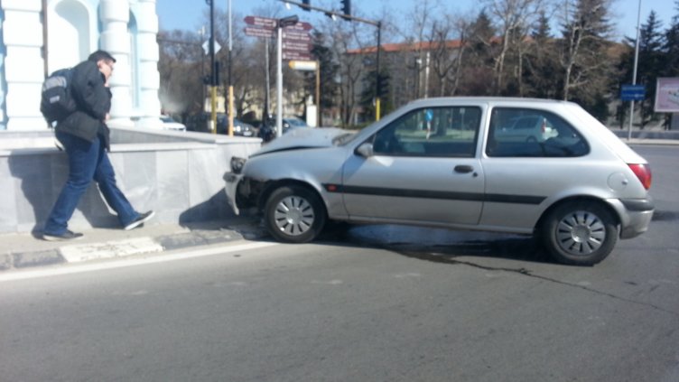 Шофьор се опита да влезе с колата в подлез във Варна
