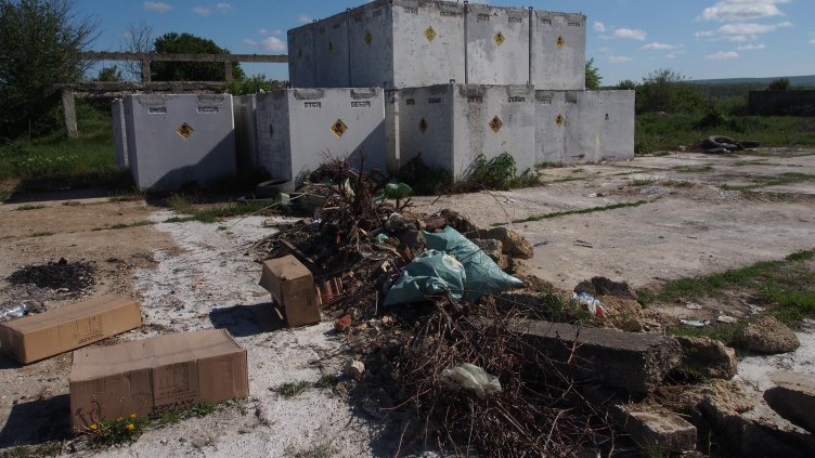 Тонове пестициди гният от години край Долни Чифлик