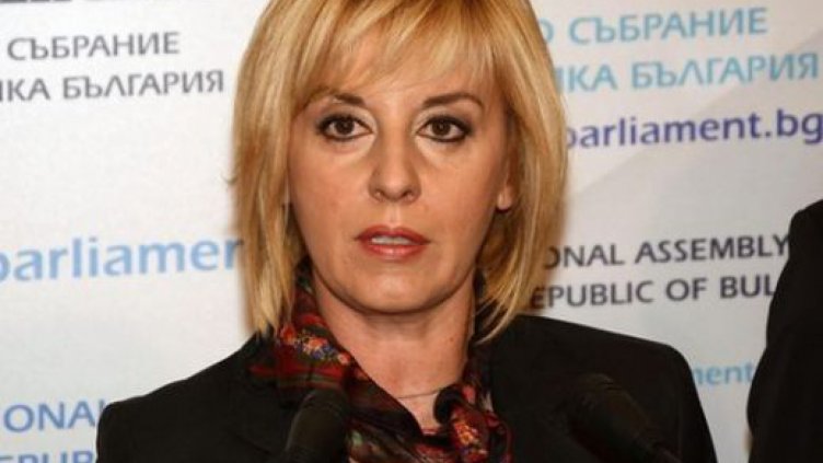 Мая Манолова изплаща 3 кредита от 43 635 евро, 17 000 лв. и 48 500 лв.