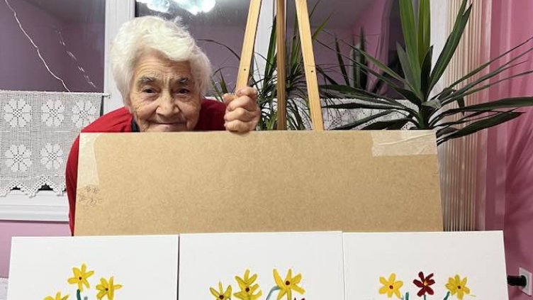 90-годишна варненка реди първата си изложба с картини