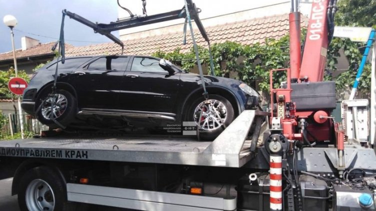 "Паяк" изпусна скъп джип. Коланите не издържали, вдигали го от тротоар