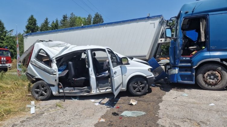 Жена загина, а двама са ранени при зверска катастрофа в Разградско