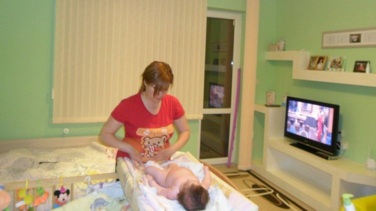 Детегледачка ограбва домовете на семейства