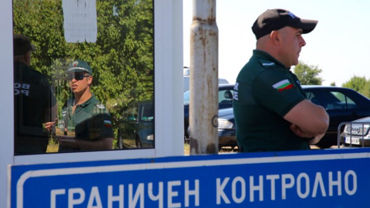 Километрични опашки на границата с Турция и Гърция