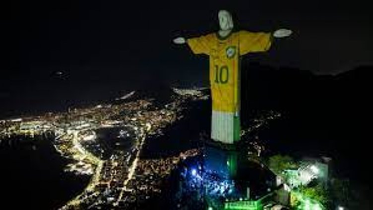 В Бразилия облякоха скулптурата на Исус Христос с фланелката на Пеле