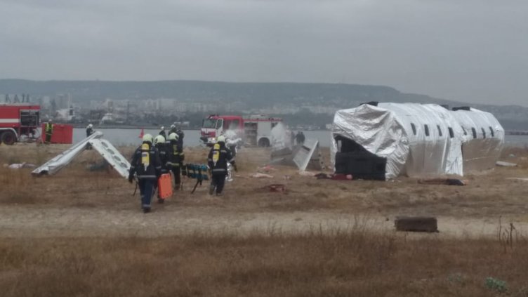 Спасяват &quot;паднал&quot; самолет във Варна (СНИМКИ)