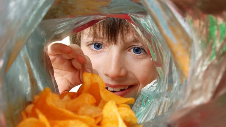 Момиче яло 10 години само чипс