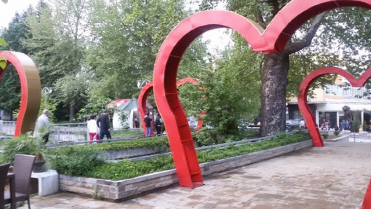 Мост на любовта изградиха ученици в Гоце Делчев