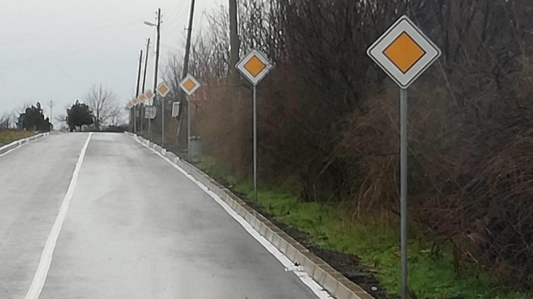 Колкото повече, толкова повече! Селска улица се сдоби с 14 еднакви знака