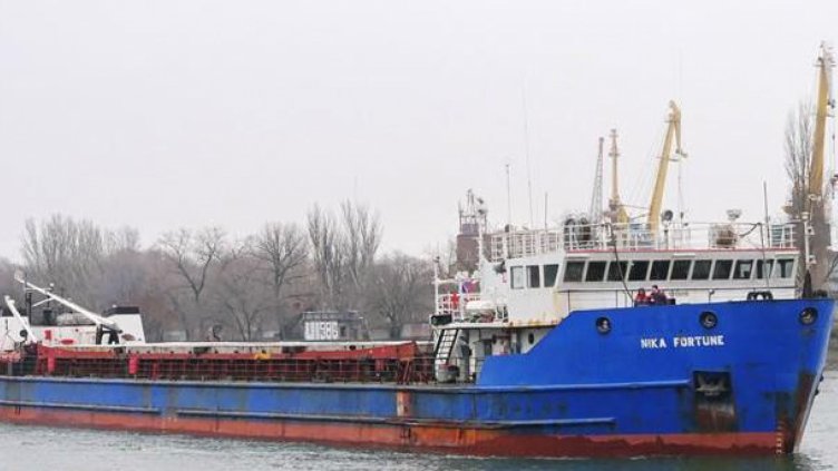 Доставиха храна на екипажа на задържания във Варна кораб 