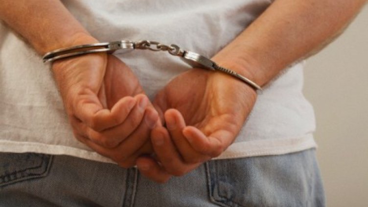 Задържаха мъж за два въоръжени грабежа