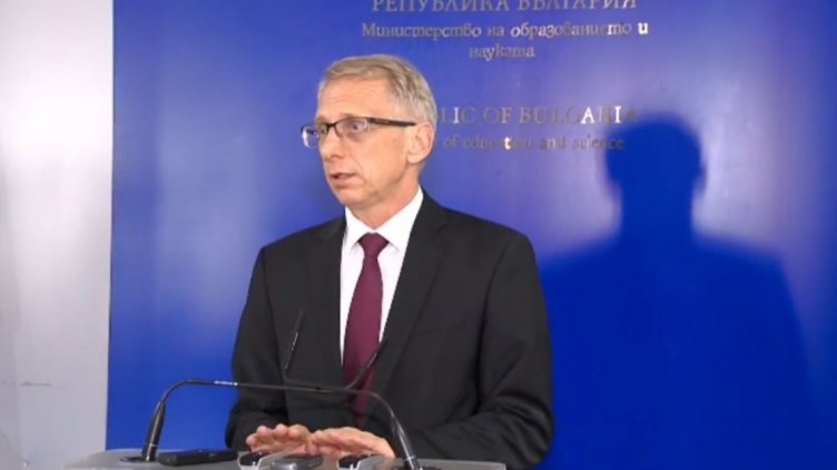 Вариант от МОН за ковид вълната в забавачките: Бебетата в яслите – с маски!