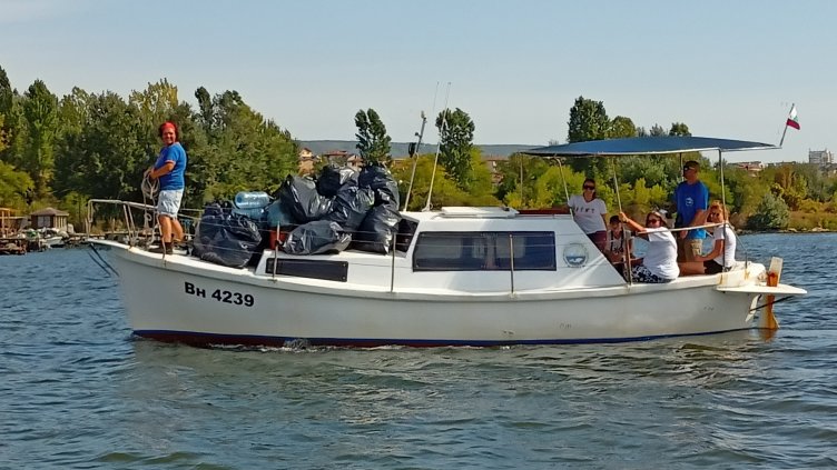 Почистиха недостъпни места от Варненското езеро (СНИМКИ)