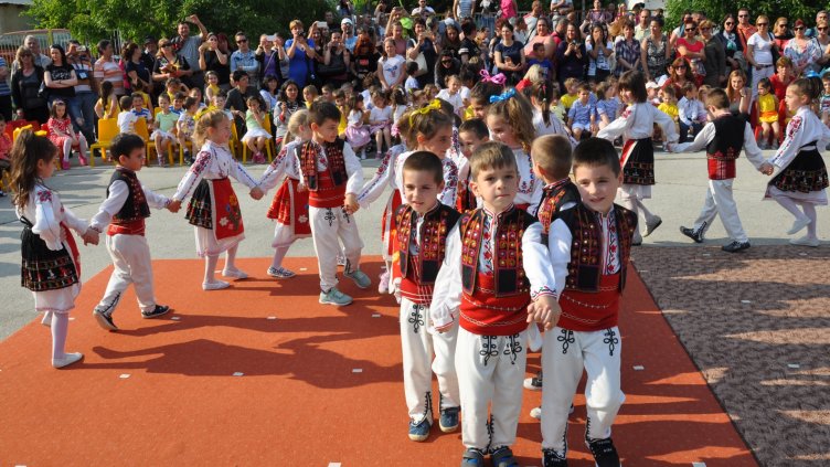 Най-дългото хоро се изви в двора на детска градина &quot;Приказка&quot; (СНИМКИ)