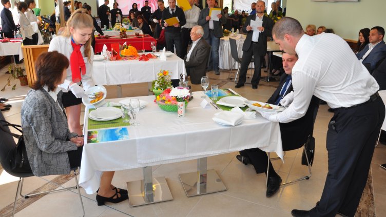 Атрактивна надпревара по сервиране и барманство организира Колежът по туризъм