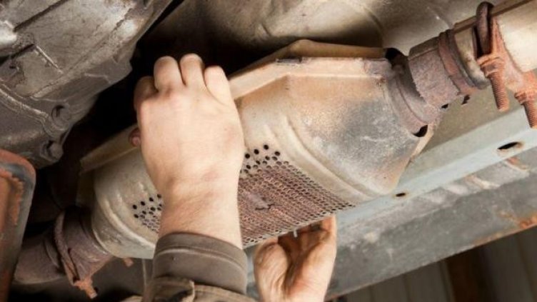 Мъж завари колата си със смазан под нея крадец на катализатори