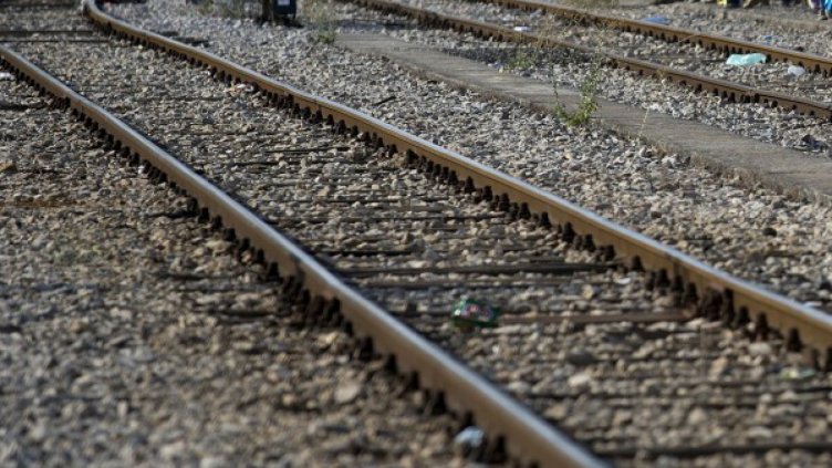 Мъж почина, ударен от влак на гара "Септември"