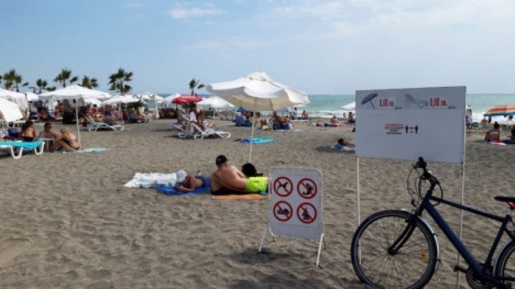 Сянката на 11 плажа е без пари. Скъпотия на Каварненската "Златна рибка"