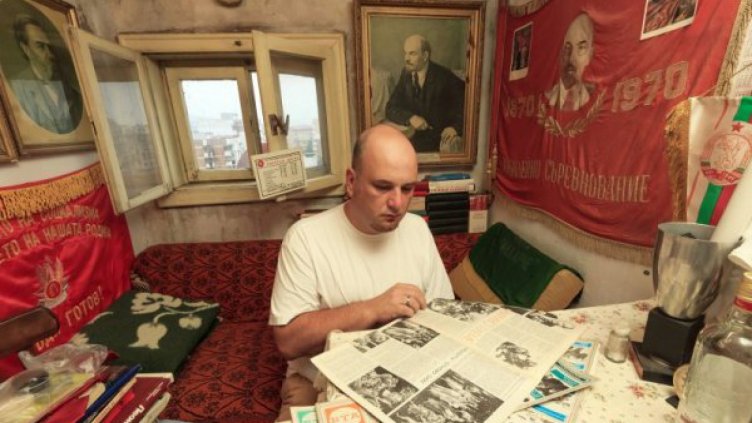 Бюст на Сталин и вещи от соц бита красят тавана на историк