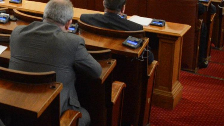 Четирима депутати хвърлиха имунитети