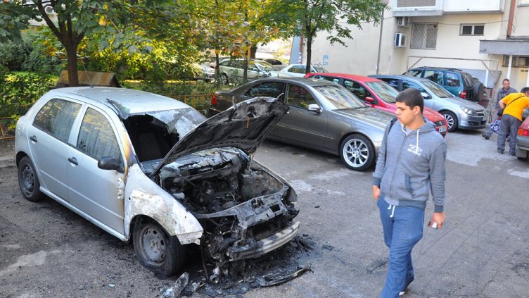 СНИМКИ: Кола горя до Медицинския