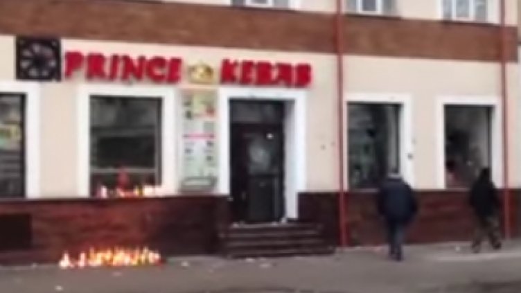 Поляци изпочупиха дюнерджийница след убийството на младеж (ВИДЕО)