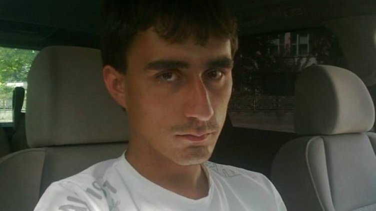 Младеж търси биологичните си родители във Фейсбук