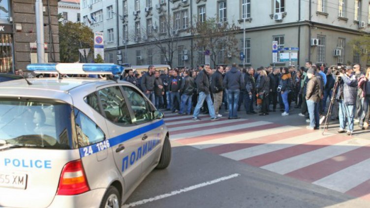Униформени: Протестираме за децата си!