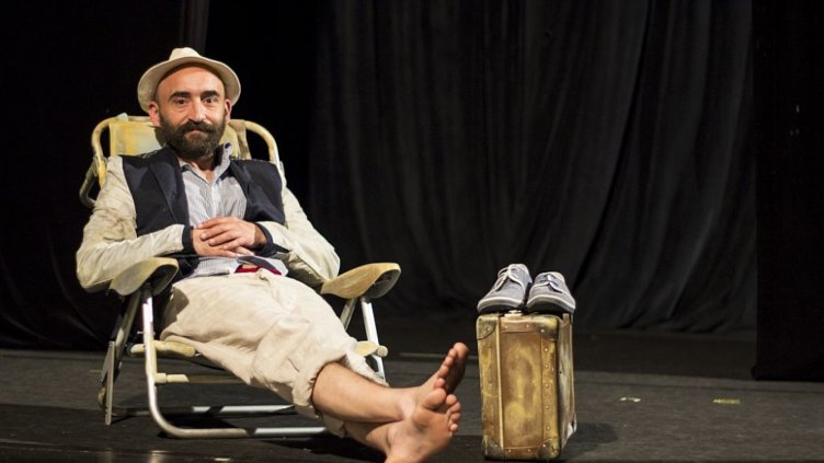 Явор Гигов "БЕЗ ОБУВКИ" в авторски моноспектакъл