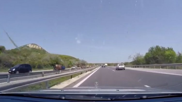 Кон препуска  в насрещното по "Хемус"  в посока Шумен