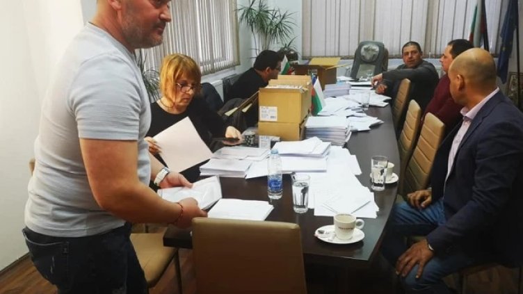 Обзор пише 3 000 писма до президента