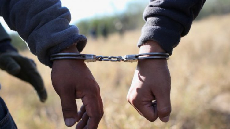 Задържаха столичен полицай, возил бежанци от Бургас до София