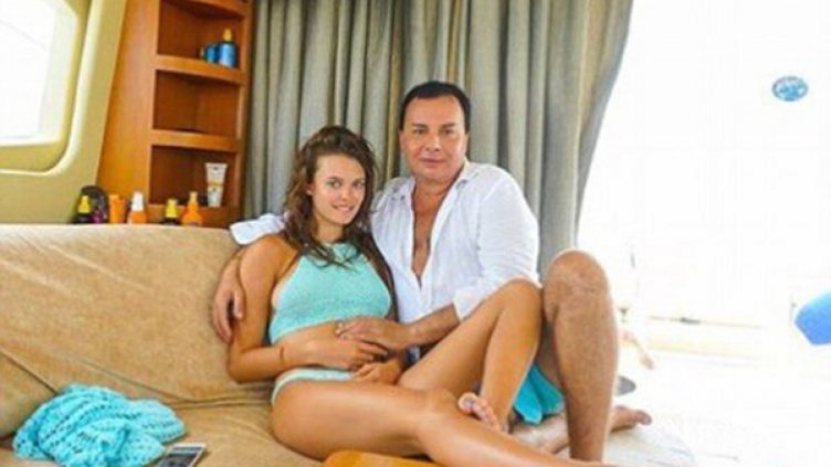  Руски олигарх на 55 г. си взе моделка на 18