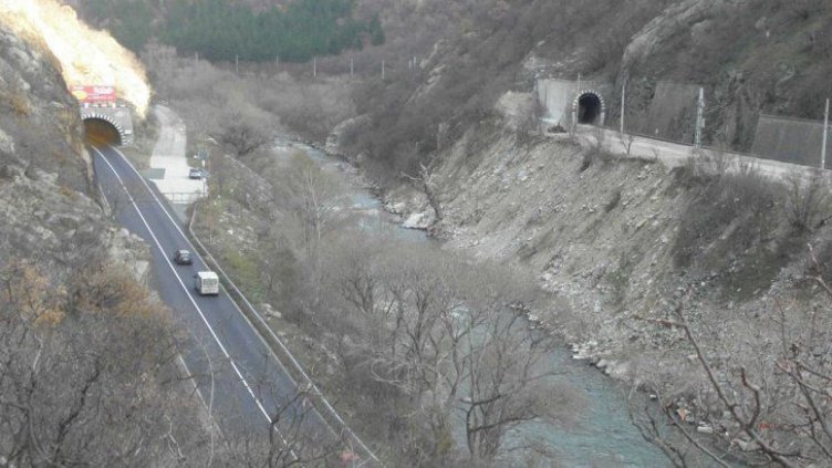 Затвориха Кресненското дефиле заради катастрофа