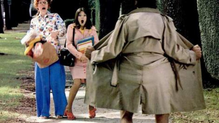 Дядо плаши хората в Морската с голотиите си