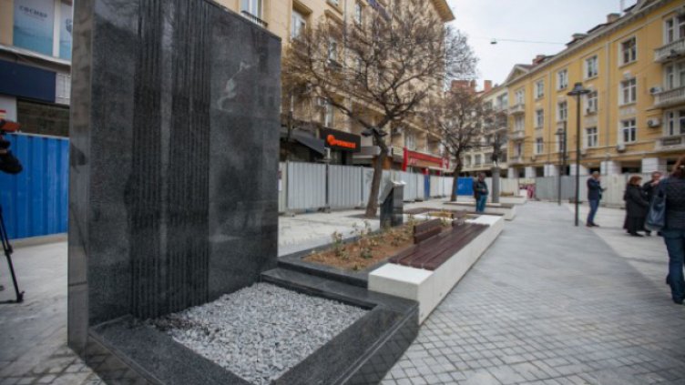 Демонтираха водната стена на площад Гарибалди