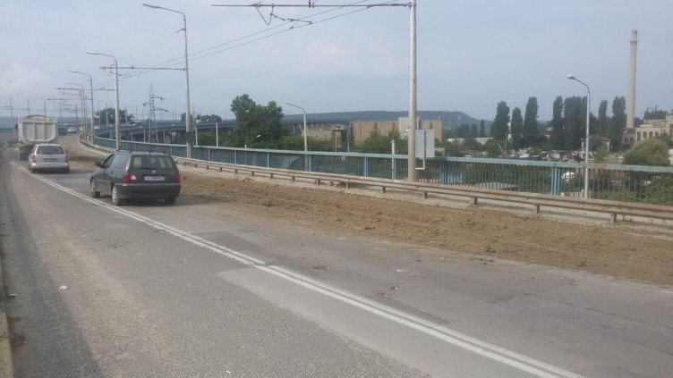 Разсипана кал блокира едното платно на Аспаруховия мост