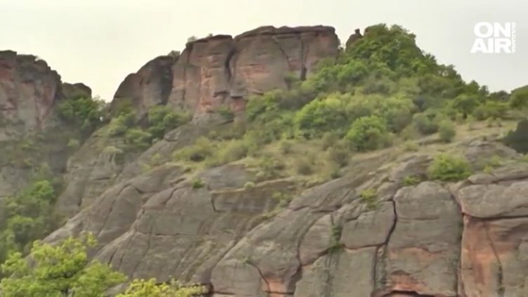 Мъск туитна фотос на български фотограф, снимал белоградчишките скали