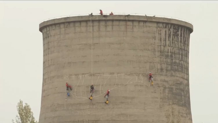Активисти на „Грийнпийс“ се изкачиха до една от най-високите точки на ТЕЦ „Марица 3“