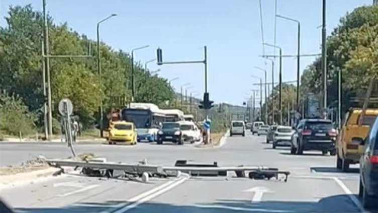 Камион закачи тролейни жици и събори светофар във Варна