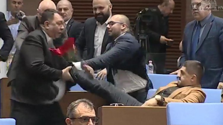 Екшън в парламента! Депутати се псуваха и удряха