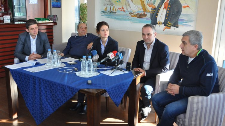 Портът и ветроходците си подадоха ръка