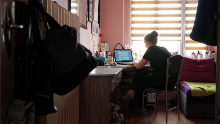 От днес учениците ще имат оценки върху онлайн материала