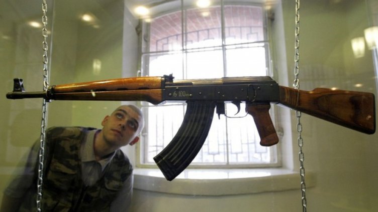 Физик преподаде урок на студенти, гръмна се в корема