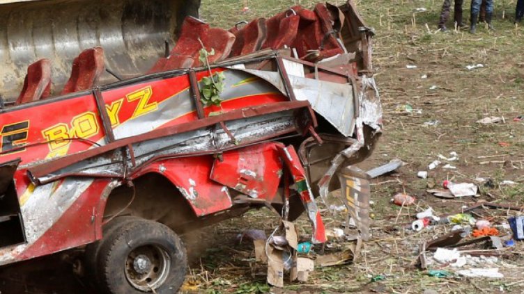 Автобус се удари в камион: Най-малко 36 загинаха